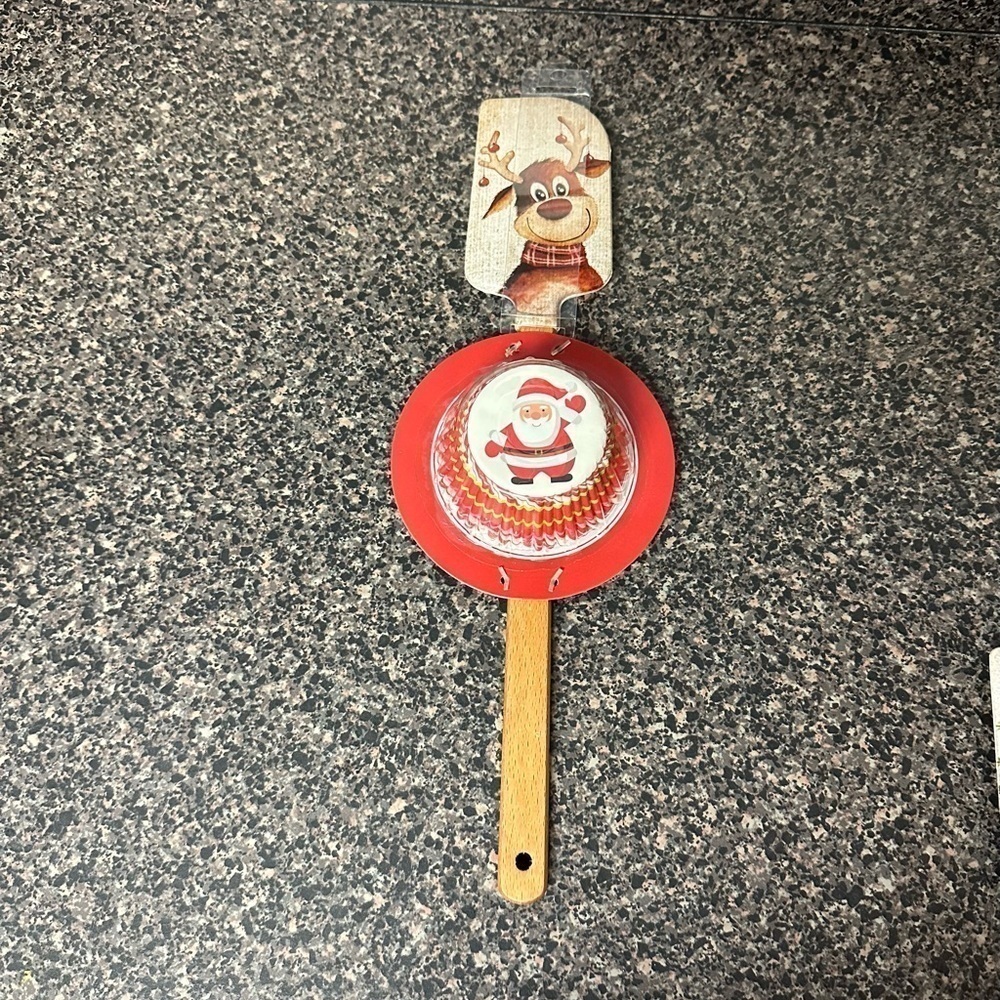 Christmas Reindeer spatula with cupcake liners